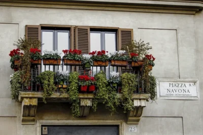 Vertical Gardening: Turning Balcony Railings into Vibrant Edible Plant Walls
